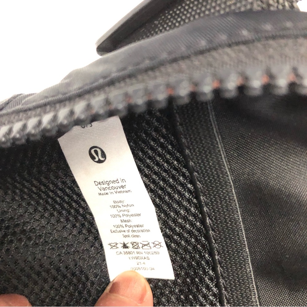Lululemon Everywhere Belt Bag Large 1L  in Solid Black USED - Picture 4 of 11